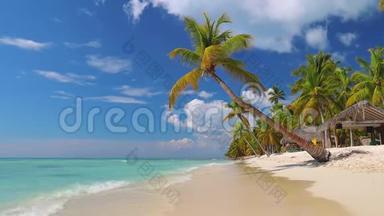 有棕榈树的异国海滩。 假期和假期概念.. 热带岛屿